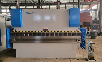 Фото 16 - MetalTec HBM 125/3200M (Е22, ручная компенсация прогиба, инвертор заднего упора) листогибочный гидравлический пресс.