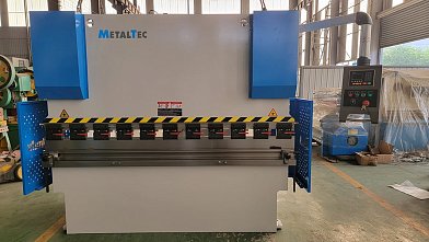 Фото 16 - MetalTec HBM 125/2500 (Е22, инвертор заднего упора) гидравлический листогибочный пресс.